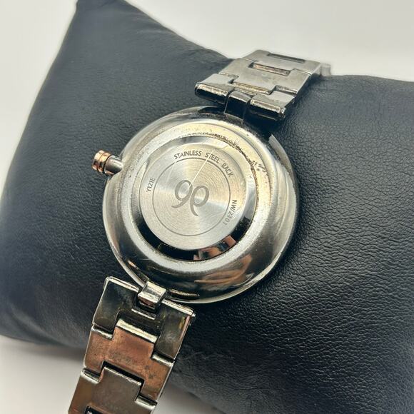 Nine West Metallic Gray Crystal Dial Women’s Watch Working New Battery - Picture 4 of 7